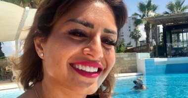 من أمام حمام السباحة..شاهد منة فضالي فى أحدث إطلالة لها ببيروت 