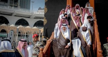 بماء زمزم الممزوج بالورد أمير مكة يغسل الكعبة المشرفة