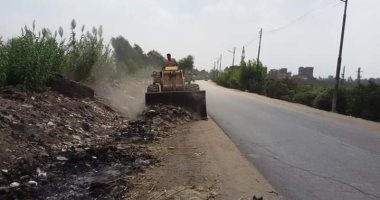 صور.. مجلس مدينة زفتى يشن حملات لرفع القمامة بطريق "زفتى – بنها"