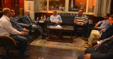 محافظ الأقصر وقيادات شركة المياه يستعرضون أسباب تأخر مشروعات الصرف الصحى