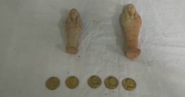 صور.. ضبط عامل بحوزته تمثالين فرعونيين وعملات رومانية فى أسيوط