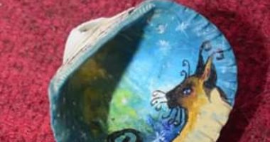 بترسم على أى حاجة تقابلها.. فيفيان موهوبة فى الرسم على نوى البلح والزلط