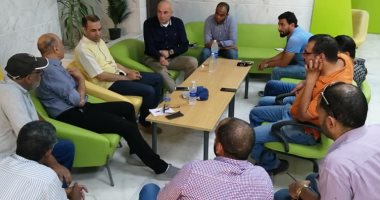 صور.. رئيس مدينة الطود ووكيل الصحة يناقشان أزمة الصرف بمستشفى العديسات الجديدة
