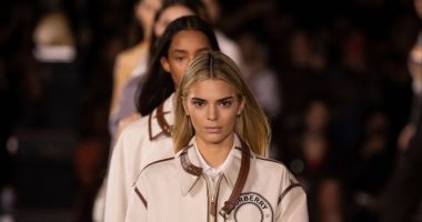 كاندل جينر بلوك مختلف فى عرض أزياء Burberry فى أسبوع الموضة بلندن