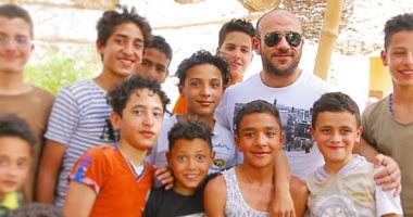 "ابن البلد" أحمد مكى يتوسط أطفالا فى صورة جديدة