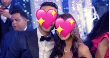 بعد خناقة صور بنتيه.. كريم فهمى يحجب وجه زوجته فى صورة جديدة