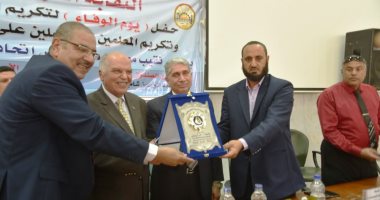 صور.. نقابة المعلمين بمطروح تحتفل بيوم الوفاء للمعلم بحضور نقيب معلمي مصر