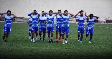 صور.. لاعبو بلدية المحلة يدعمون مؤمن زكريا 