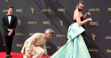 الدنيا جرا فيها ايه...مصفف شعر يرتدي فستان قصير في حفل جوائز Emmys