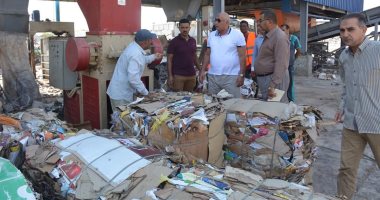 صور.. محافظ الوادى الجديد يتفقد مصنع تدوير المخلفات لمتابعة سير منظومة العمل