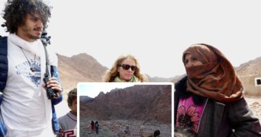 بدوية فى مهمة سياحية.. المرأة السيناوية تنازع الرجال فى تنظيم رحلات السفارى.. دليل واعٍ لدروب سيناء ومرشد سياحى مُطلع على تاريخ المنطقة.. فتحت الباب لرحلات "للسيدات فقط".. وموافقة الزوج شرط أساسى للعمل