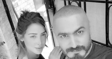 تامر حسنى مغازلا جمهوره بصحبة زوجته: "نهاركم عسل بنمسى ع الجميع أنا وسومى"