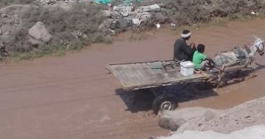 أهالى أبو الريش بأسوان يشكون من كسر ماسورة عمومية تتسبب فى انقطاع المياه