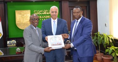 رئيس جامعة الإسكندرية يستقبل السفير الرواندى 