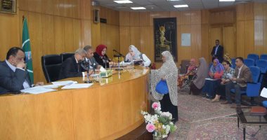 صور.. محافظ المنيا يوجه بتخصيص شقة من الأولى بالرعاية لسيدة معيلة