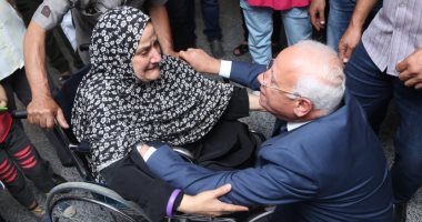 صور.. محافظ بورسعيد يلتقى المرضى خلال متابعة تنفيذ منظومة التأمين الصحى
