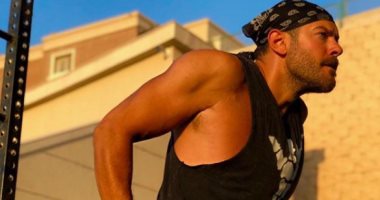 عمرو يوسف يمارس الألعاب الرياضية...وكندة علوش تغازله بـ"روحى"