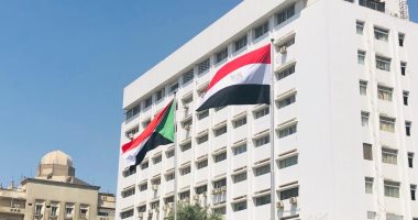 رفع العلم السودانى بمجلس الوزراء استعدادا لاستقبال رئيس حكومة السودان.. صور