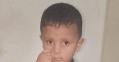 طفل يبحث عن أهله .. وجده فاعل خير بالنوبارية الجديدة .. صور