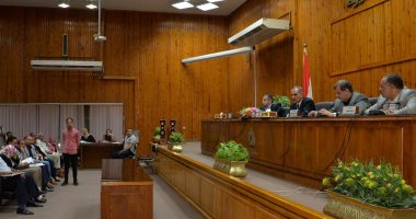 محافظ أسيوط يكرم رئيس فرع محو الأمية ومعلمات وبطل أفريقيا برفع الأثقال