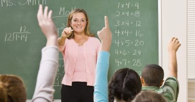 بتاخد إجازات كتير ومش هتحتاج دروس خصوصية.. مميزات الزواج من معلمة