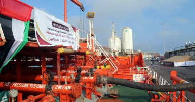 لدعم محطات الكهرباء.. وصول سفينة مشتقات نفطية إماراتية ساحل حضرموت باليمن 