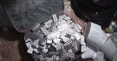 "400 حباية مزاج" أحراز ضبطتها الشرطة مع تاجر مخدرات بالمطرية
