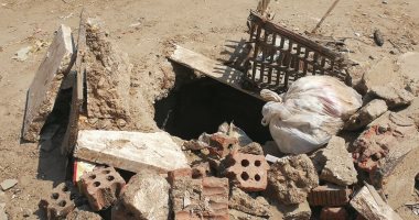 صور.. بلاعة مكشوفة بالطريق الرئيسى بمنطقة منشية البكرى تنذر بكارثة بالمحلة
