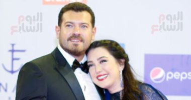 آخر صورة لـ عمرو يوسف مع زوجته كندة علوش.. سيلفى بالأحضان