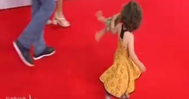 شاهد.. "طفلة ولعبتها" على السجادة الحمراء بمهرجان الجونة السينمائى