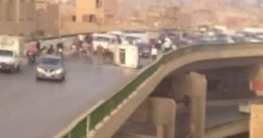 صور ..انقلاب سيارة يغلق محور صفط اللبن بالطريق الدائرى