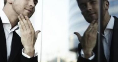 دراسة تؤكد تلاشى النزعة "النرجيسية" مع تقدم العمر