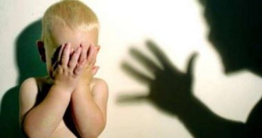 عامل يتخلص من طفلته بالضرب بالأرجل والعصا فى الخصوص قليوبية