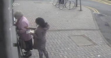 محدش يتوقعها.. عجوز تضرب فتاة حاولت سرقتها بالإكراه "فيديو وصور"