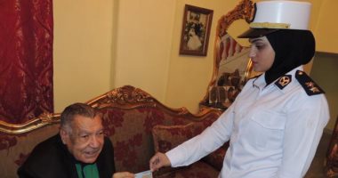 مشهد إنسانى.. "الأحوال المدنية" تنتقل إلى منزل مسن لاستخراج بطاقة رقم قومى