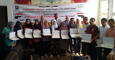 صور.. رئيس مركز إطسا يكرم أوائل الشهادات العامة من أبناء العاملين بالوحدة المحلية