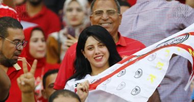 زملكاوية تشجع الروح الرياضية بمدرج جمهور الأهلى فى السوبر المصرى