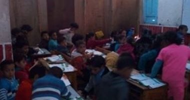 صور.. شكوى من تكدس الأطفال فى فصول خشببية بمضيفة قرية بالبحيرة