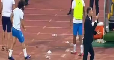 فيديو.. عبد الله جمعة ينفجر غاضباً بإلقاء زجاجة بعد خسارة الزمالك للسوبر