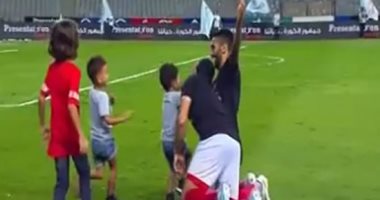 الاهلي بطل السوبر.. أحمد فتحي يحتفل مع ولاد "الشحات"
