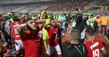 فيديو.. لاعبو الأهلى يحتفلون بكأس السوبر مع الجمهور