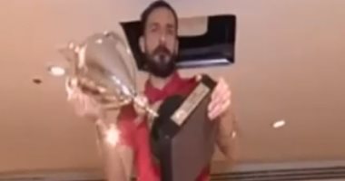 شاهد.. علي معلول "يرقص" مع كأس السوبر في مقر إقامة الأهلي 