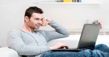 احذر.. التعرض المفرط للشاشات الإلكترونية يعرضك للإصابة بمرض جفاف العين