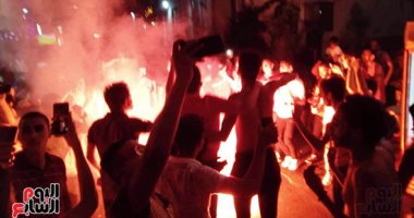 صور.. جماهير الأهلى تحتفل بالفوز بالشماريخ فى شوارع الإسكندرية