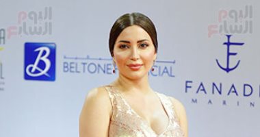 شاهد.. منى زكى ونسرين طافش ودرة بإطلالات هادئة فى فيلم "ستموت فى العشرين" 