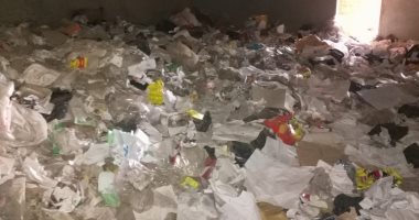 صور وفيديو.. تلال قمامة داخل مجمع حكومى فى بلبيس الشرقية
