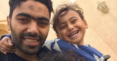 قصة صور .. حسين الشحات فى لحظات المرح مع أبنائه