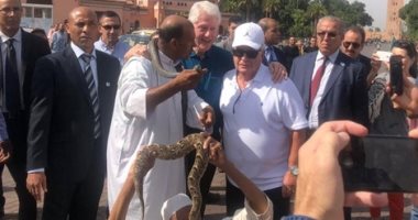 لحضور عيد ميلاد صديقه اليهودى.. بيل كلينتون يروض الثعابين فى مراكش