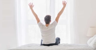 عكس المتوقع.. الاستيقاظ مبكراً يجعلك تشعر بالسعادة وفوائد أخرى