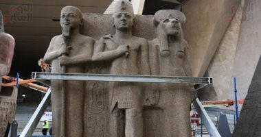 صور.. الآثار تهيئ القطع الأثرية الـ4 لعرضها فى البهو العظيم بالمتحف الكبير